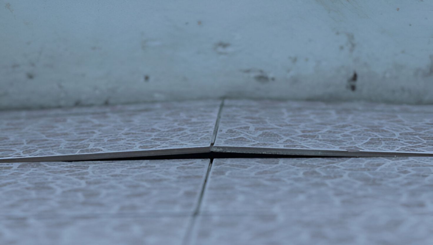 fix-cracked-grout-to-stop-bathroom-leaks